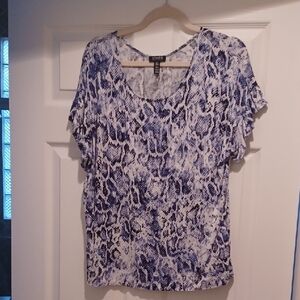 Jones New York Navy And White With Ruffle Short Sleeve Print Tee. Size Medium.